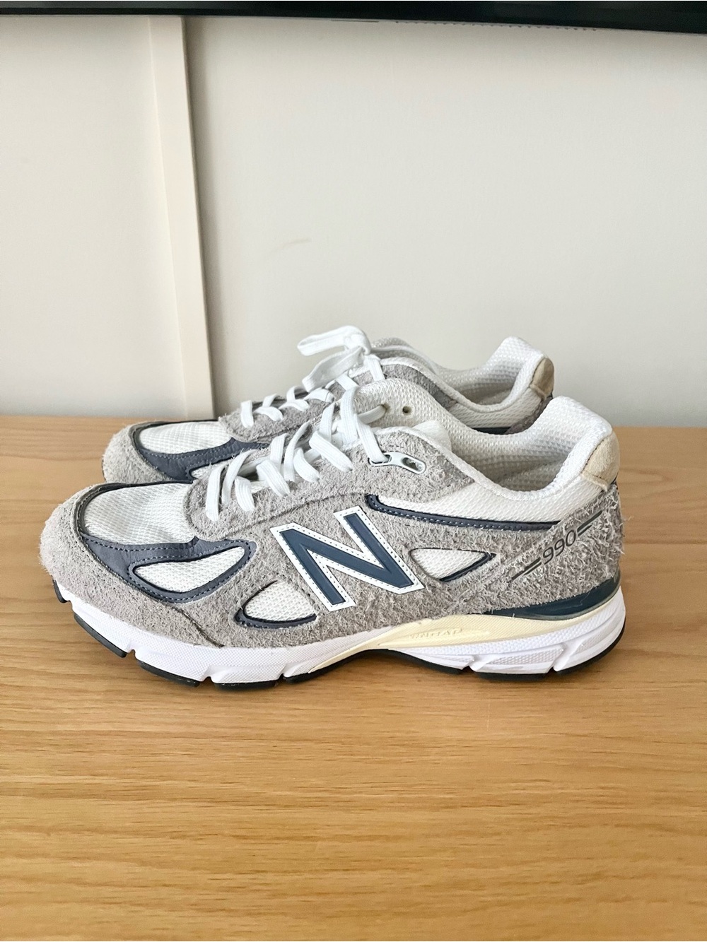 New Balance 990v4 "Made in USA" in the "Grey Day 2023 Size 7Y